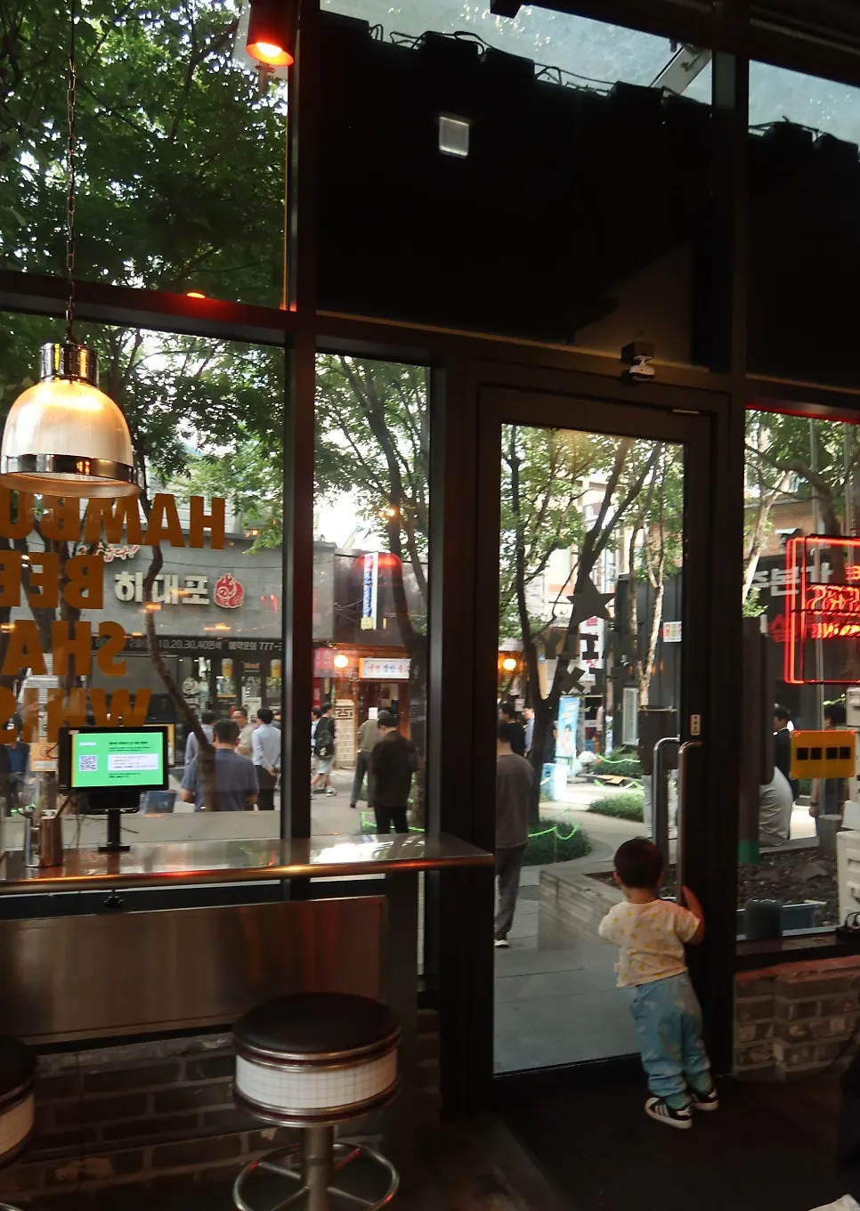 Handmade burger restaurant during afternoon snack time