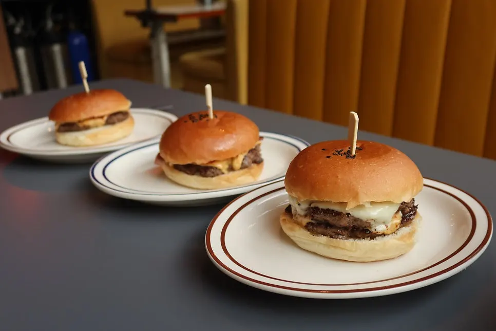 Fountain cola and handmade burger snack