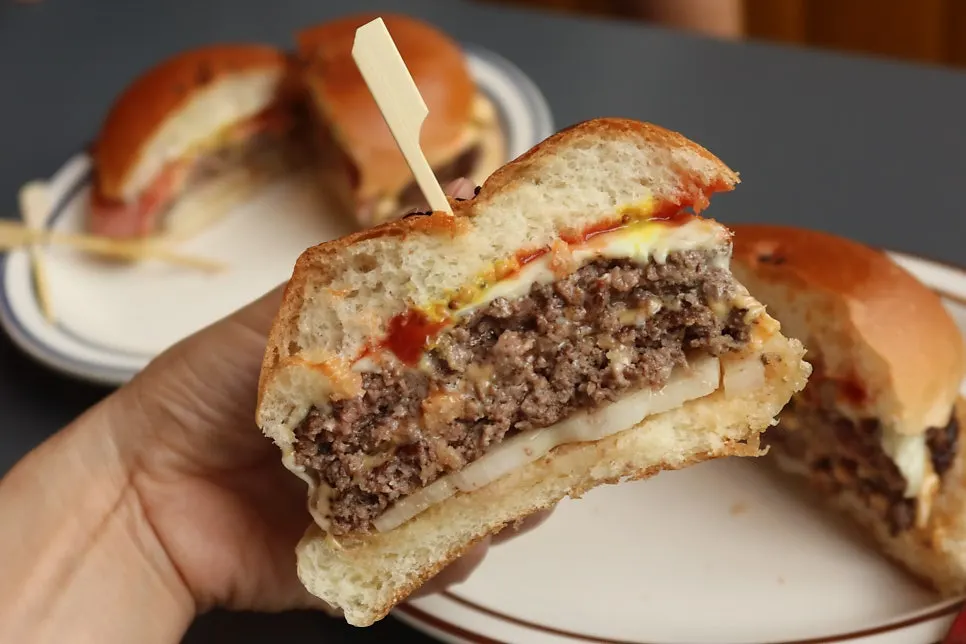 Hamburger with handmade bacon