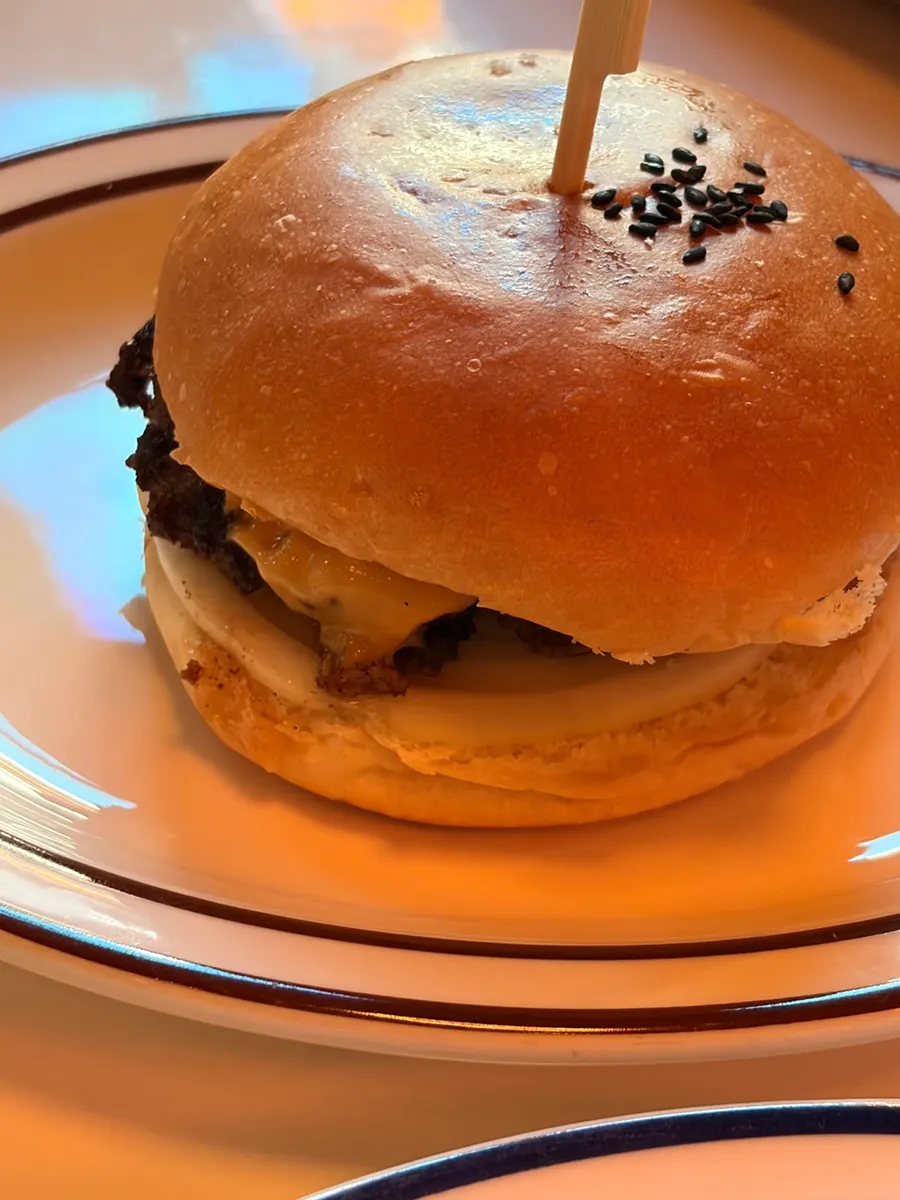 Cheeseburger with a 100% Korean beef patty