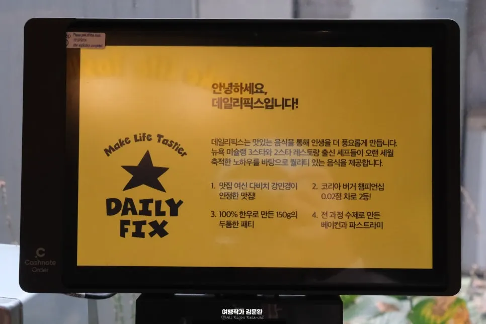 뉴욕 다이너 분위기의 매장 좌석