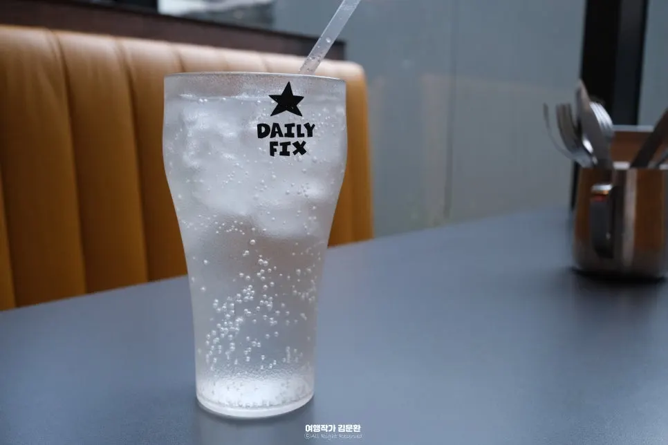 더블치즈버거와 사이드 차림