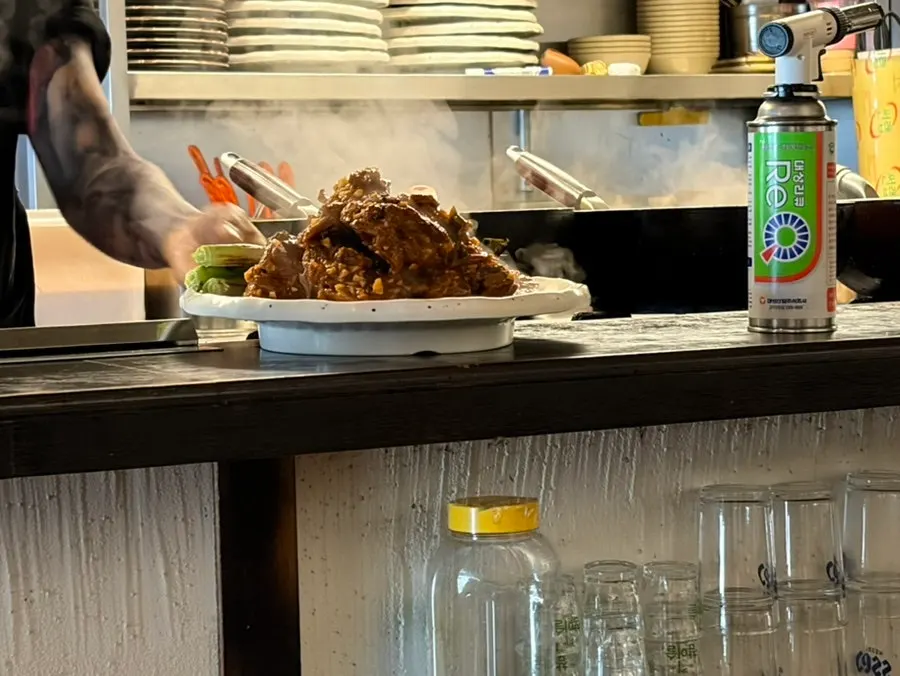 토치로 불맛을 입힌 뼈구이