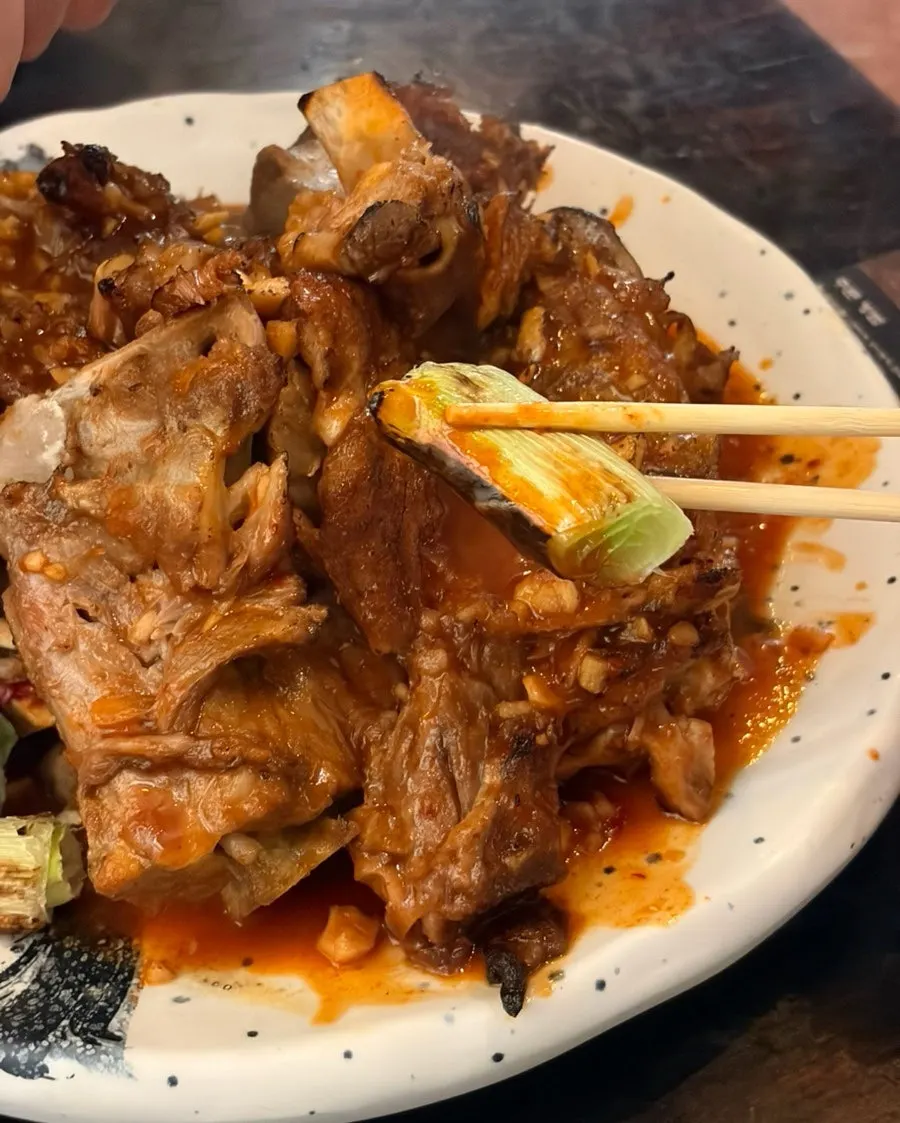 뼈구이 위에 올라간 파