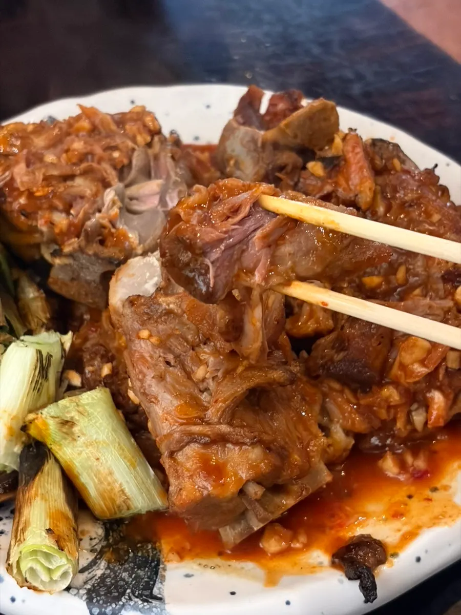 파를 잘라 곁들인 뼈구이 한 점