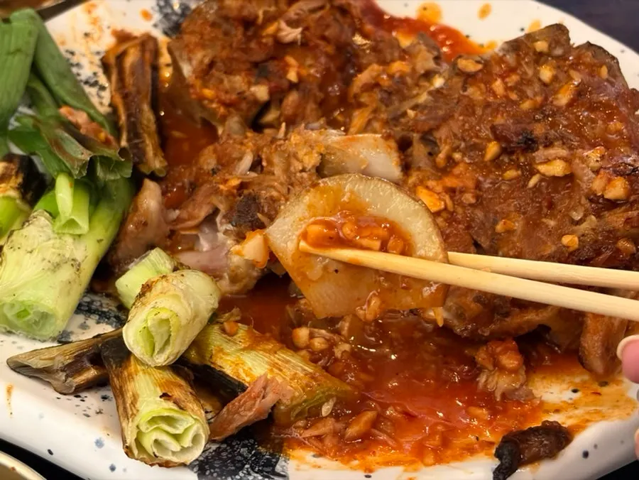 양념 마늘과 함께 찍어 먹는 감자전