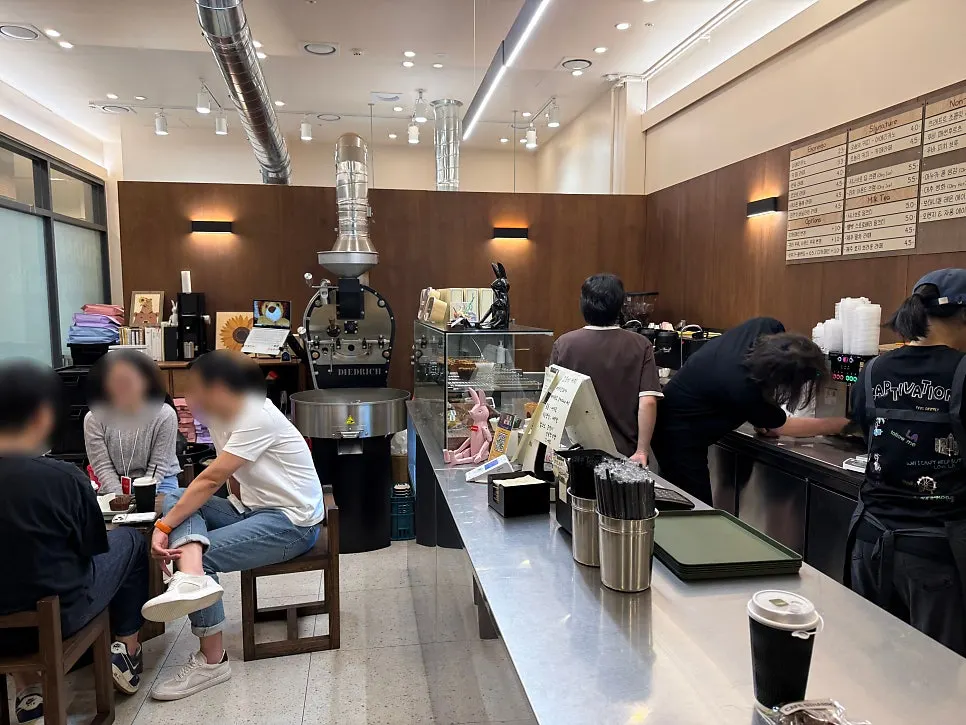 Espacio de mesas de Cafe Sinabro