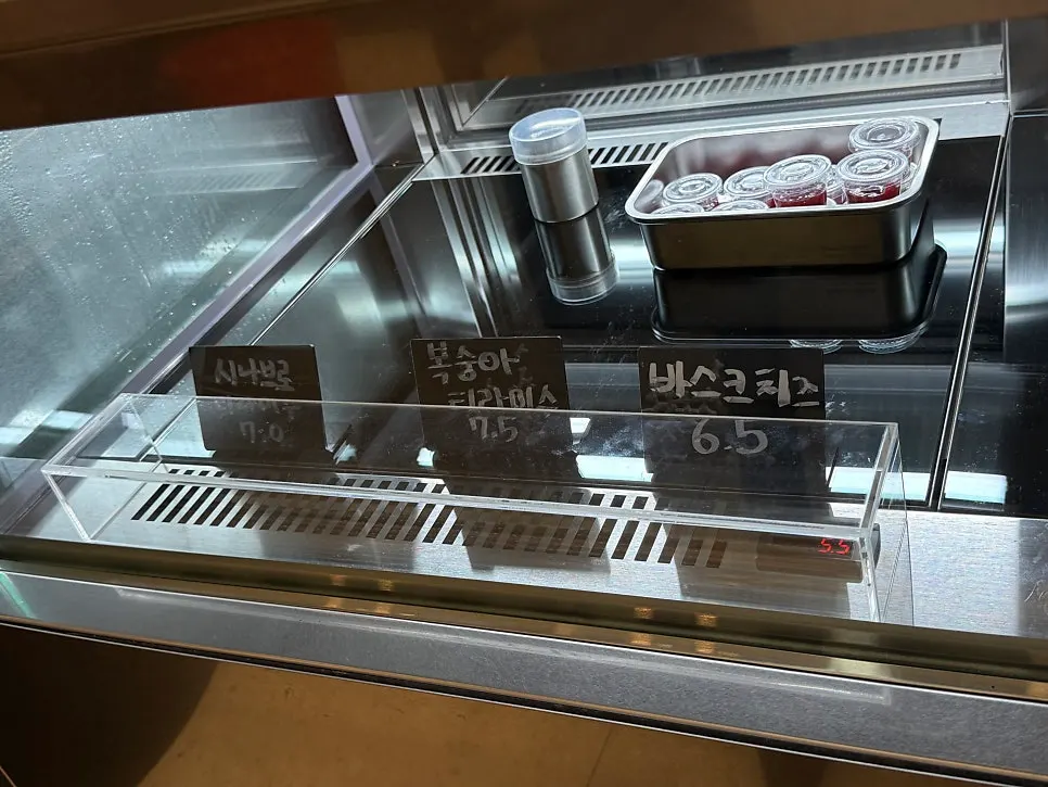 Exhibición de postres de Cafe Sinabro