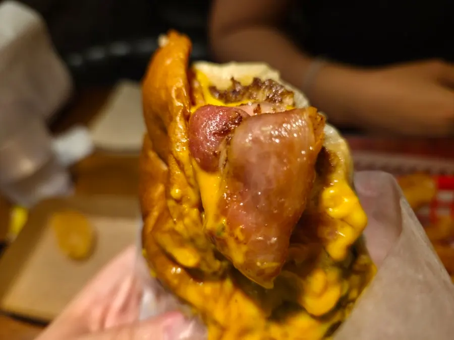 Burger with crisp bacon