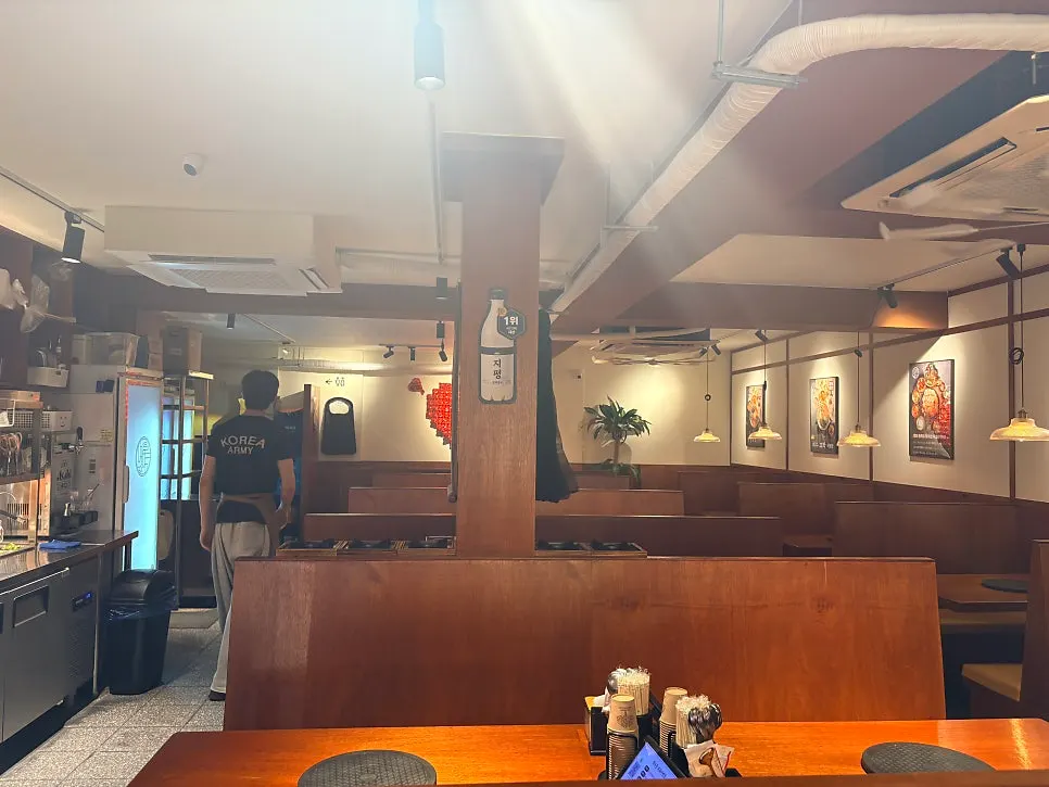 Interior seating at Yeonnam Jokbal 1987 Jonggak Branch