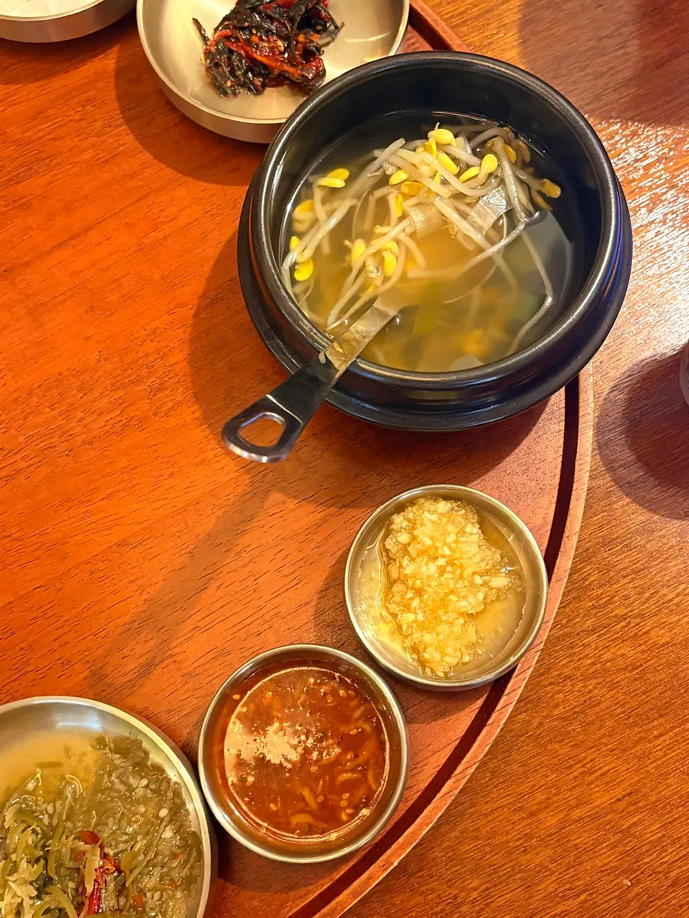 Side dishes and sauces served with jokbal