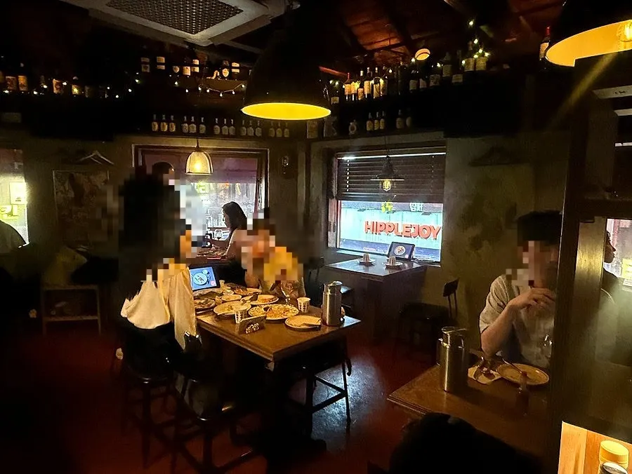 저녁 8시 테이블이 찬 헤이지니 홀