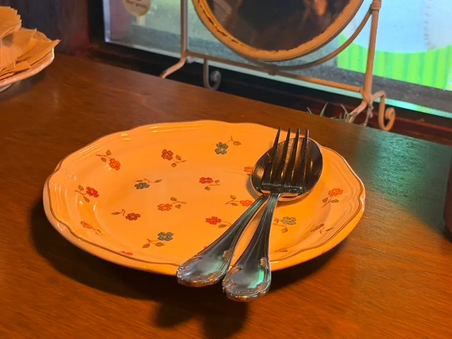 헤이지니 창가 테이블 세팅