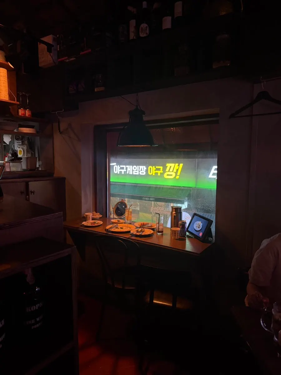 을지로 헤이지니 창가 자리에서 바라본 분위기