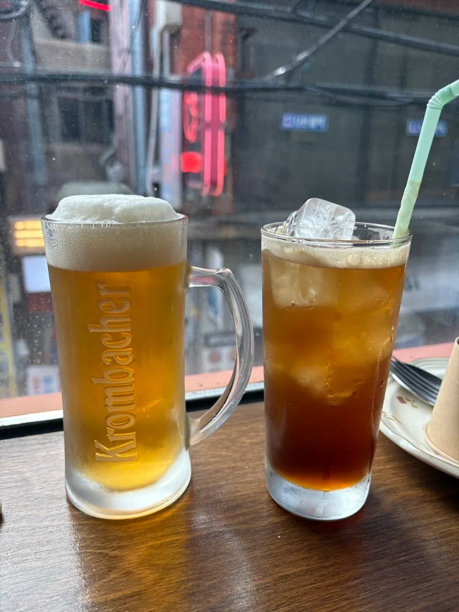 잔에 따른 시원한 생맥주