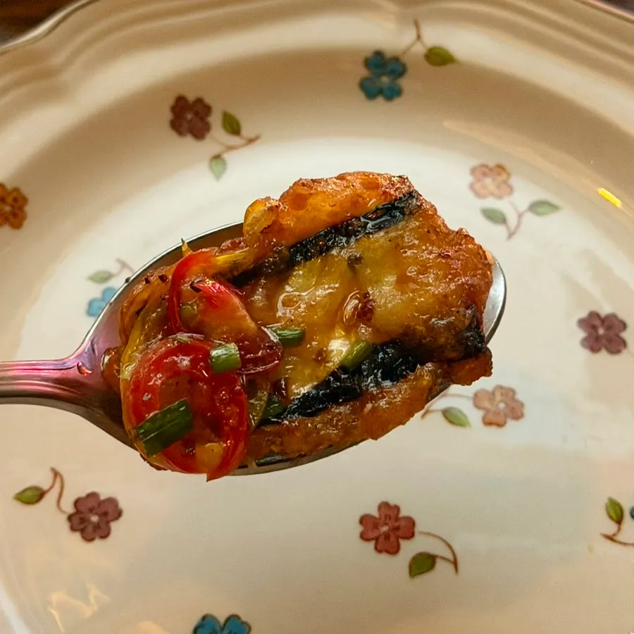 Cross-section of eoyanggaji showing the sauce