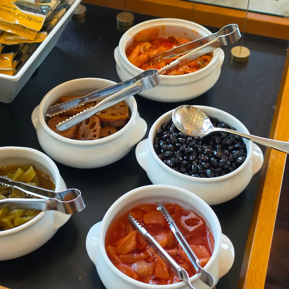 밥과 김치가 놓인 한식 코너