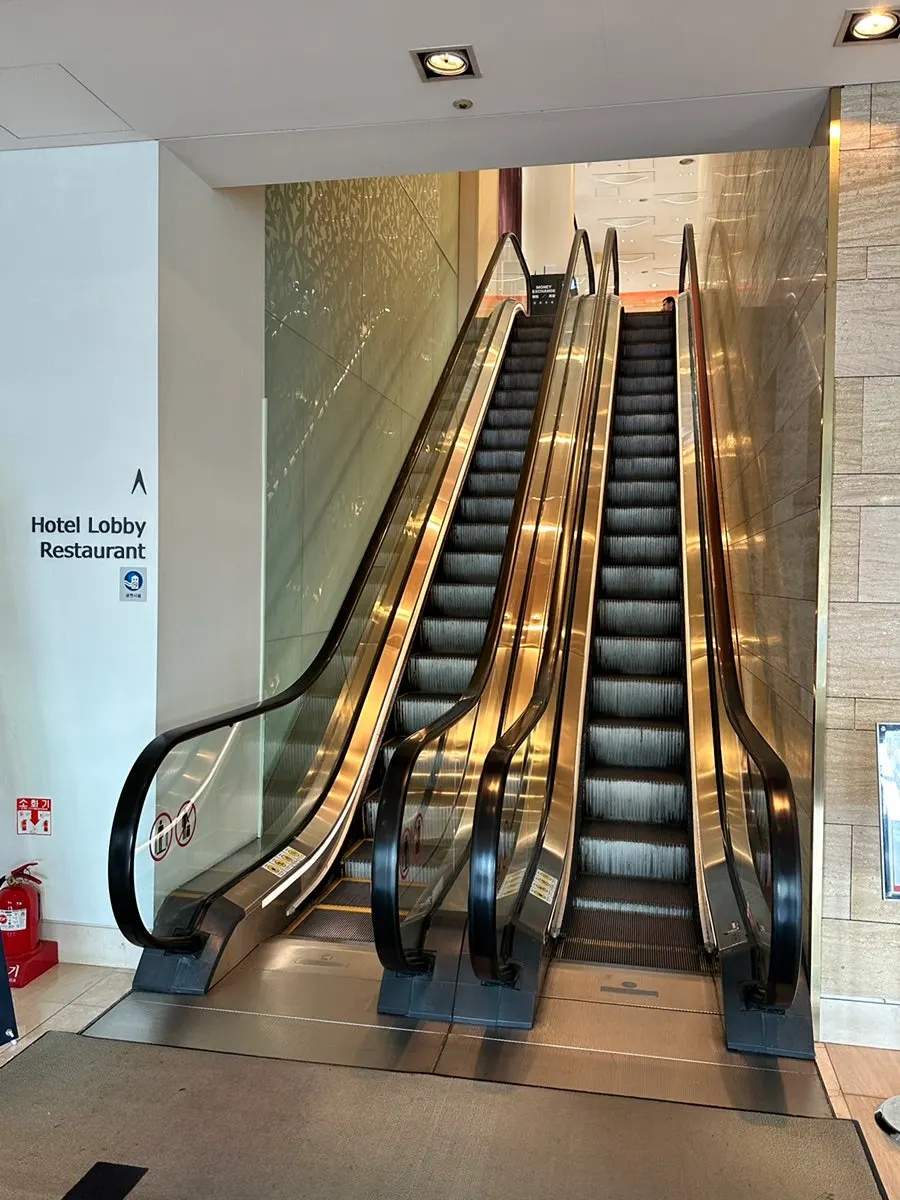 Escalator entrance in the Hotel Kukdo lobby