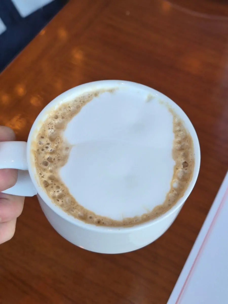 コーヒーマシンで淹れたラテ一杯
