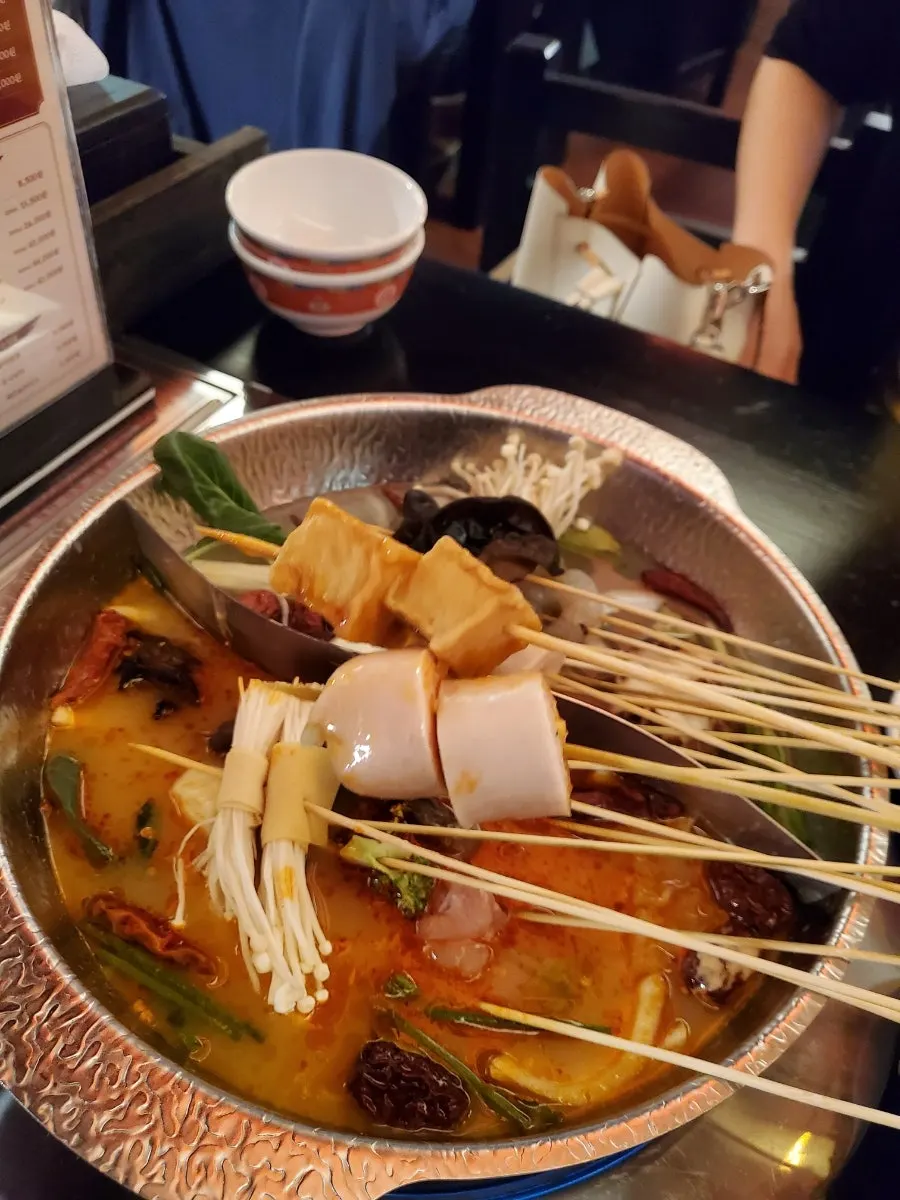 소스에 찍어 먹는 훠궈 꼬치