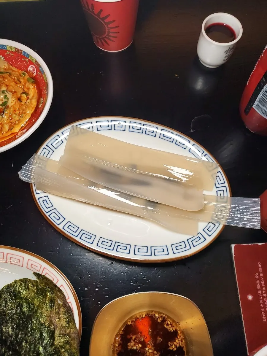 매콤한 홍탕과 담백한 백탕 훠궈