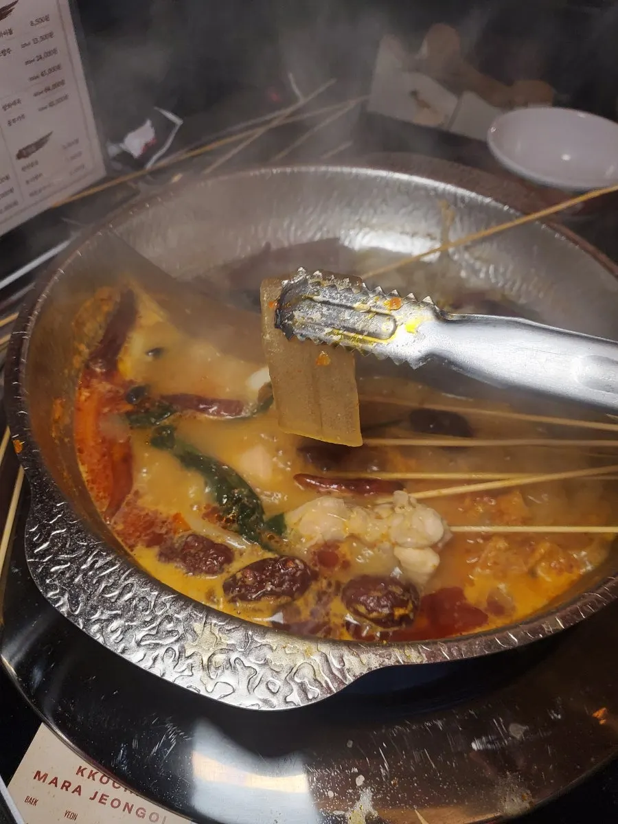 끓고 있는 백연홍화 반반 훠궈