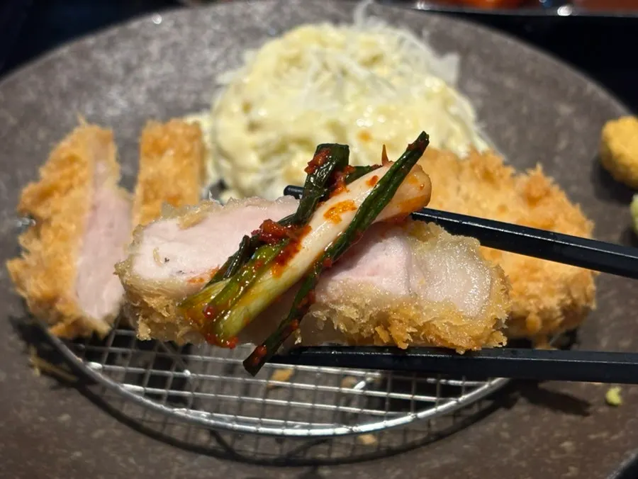 흑돼지 돈카츠와 수제 파김치