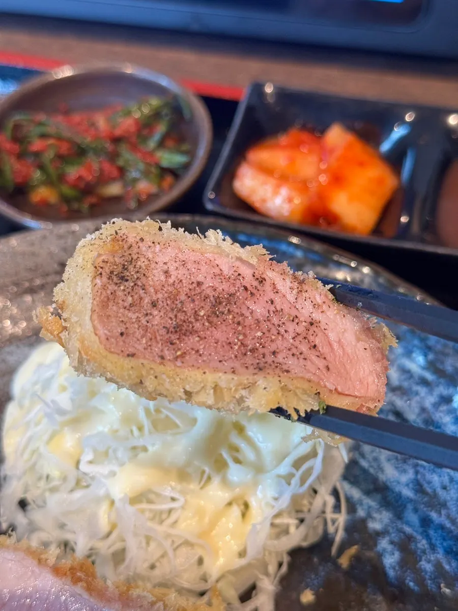 후추를 곁들여 먹는 흑돼지 카츠