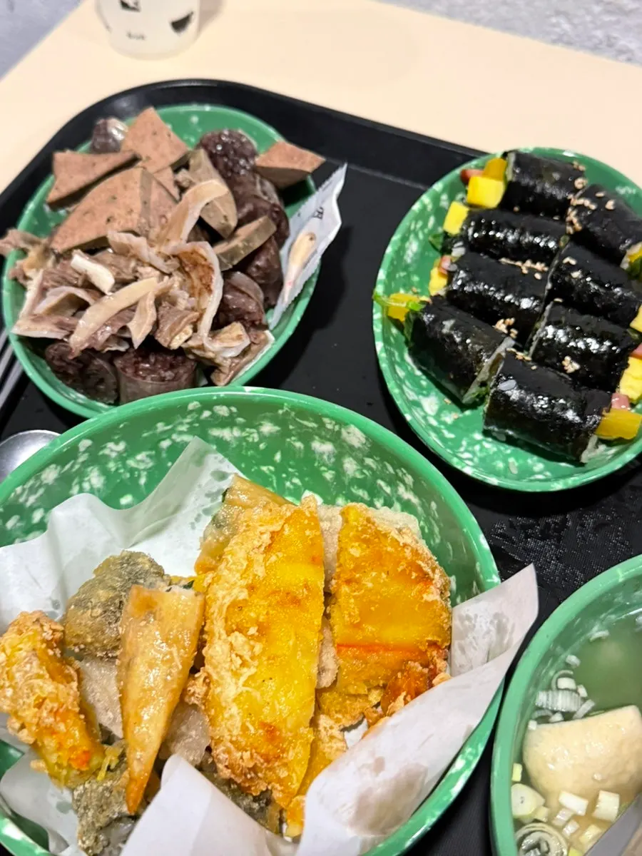 Fried snacks dipped in the tteokbokki broth