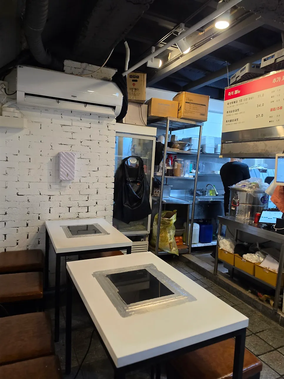 Interior tables at Hyeonseoni-ne Cheonggye Instant Branch