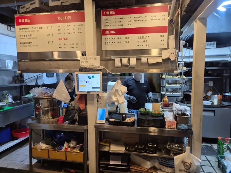 Interior of Hyeonseoni-ne Cheonggye Instant Branch with old-school charm