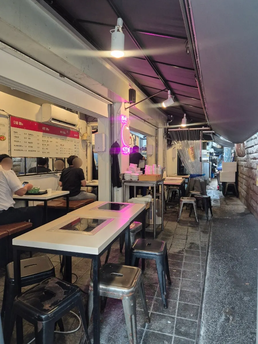 Seating and interior atmosphere at Hyeonseoni-ne Cheonggye Instant Branch