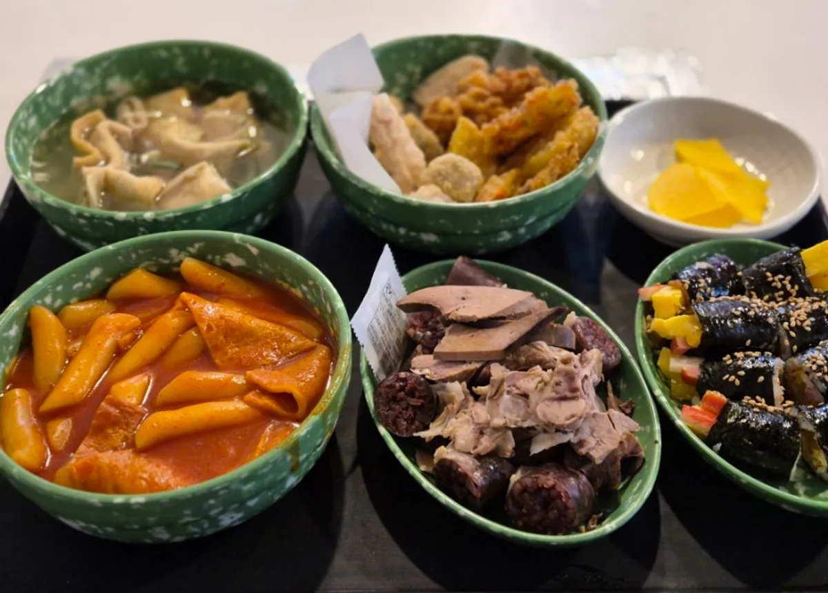 Hyeonseoni combo set spread on a green retro plate