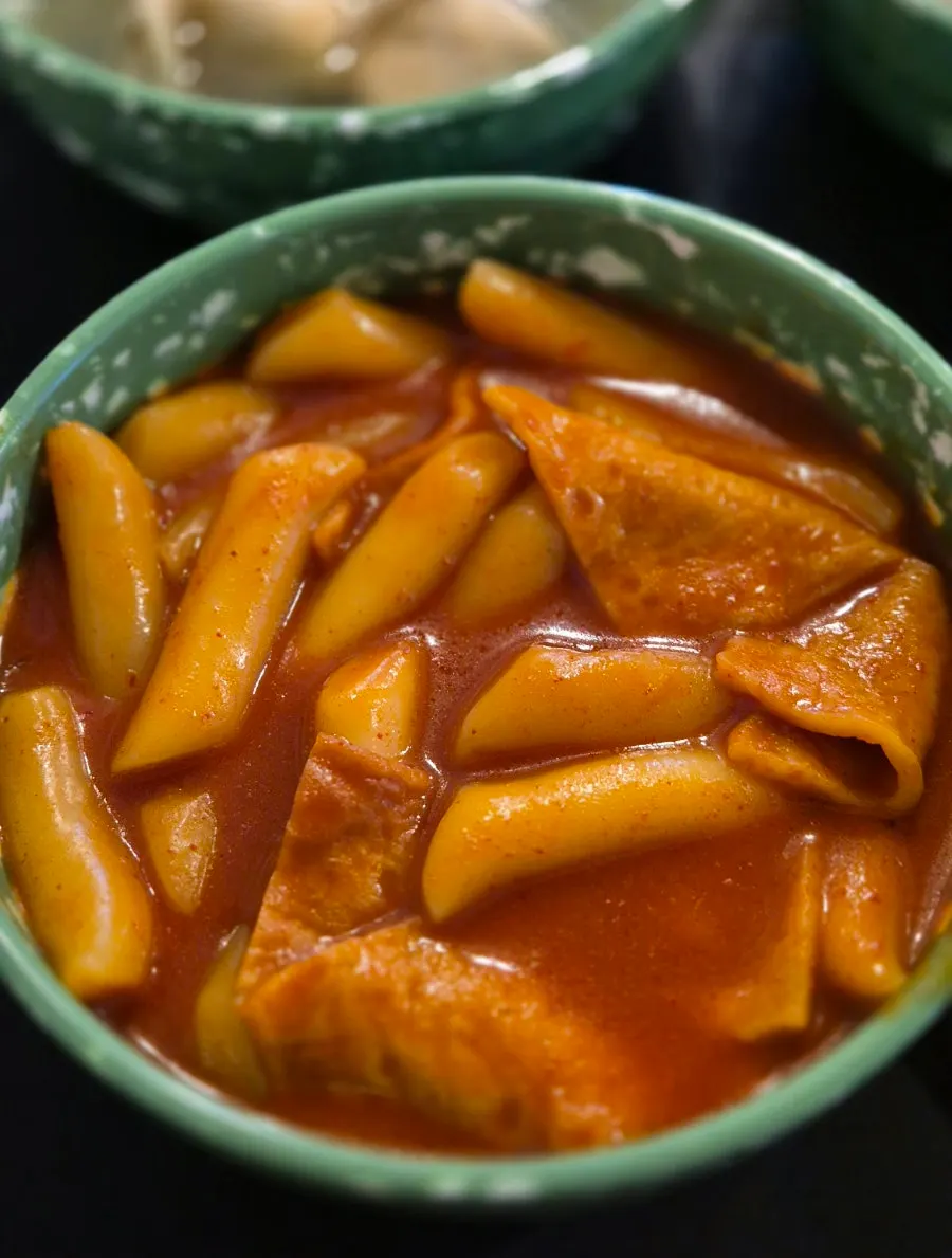 Mild tteokbokki with saucy broth