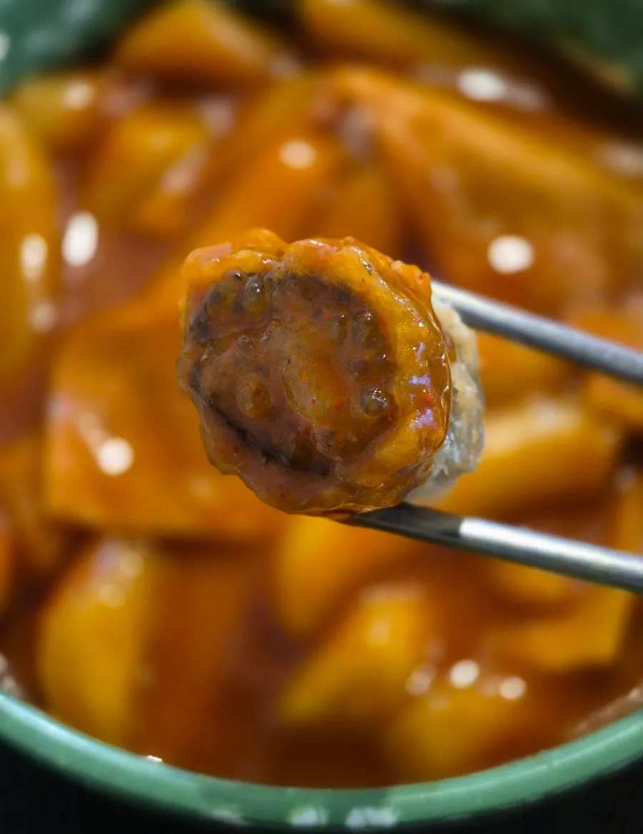 Rolled noodle fritter dipped in tteokbokki broth