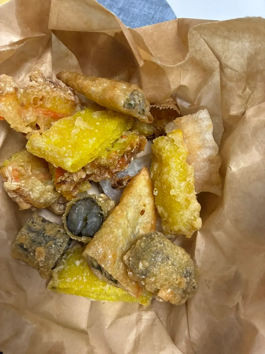 Korean snack foods served with tteokbokki sauce