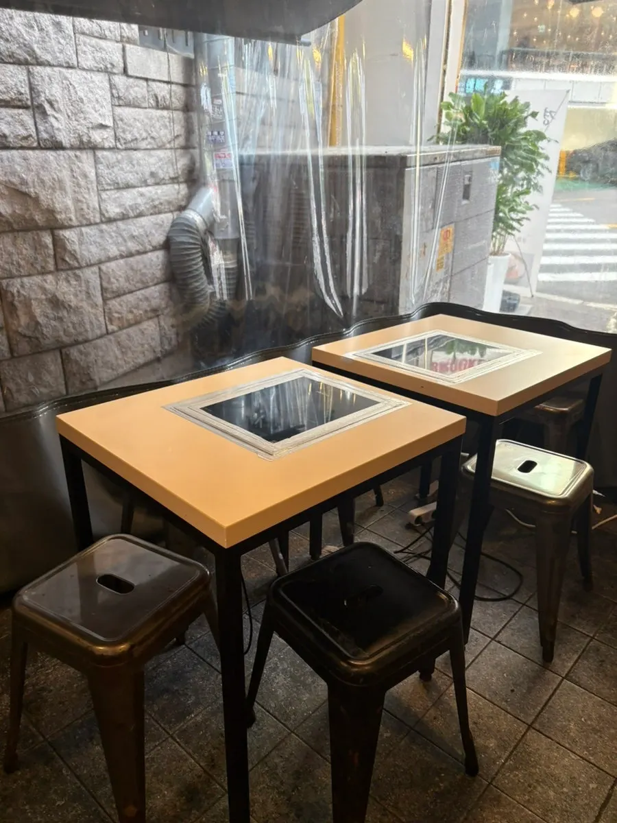 Interior of Hyeonseoni-ne Cheonggye Instant Branch with a street-stall feel