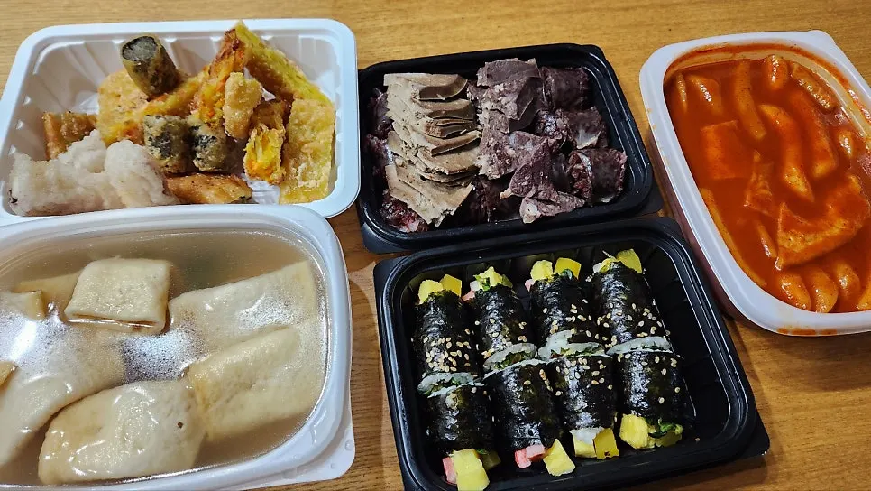 떡볶이와 튀김, 순대, 꼬마김밥 콤보 구성