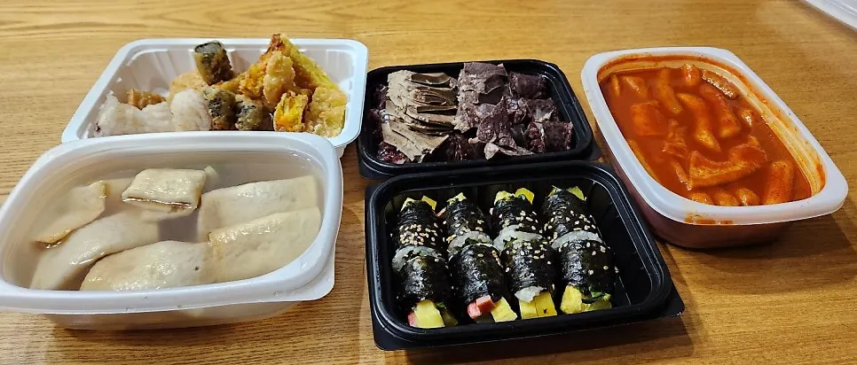 국물까지 담긴 꼬불이 어묵