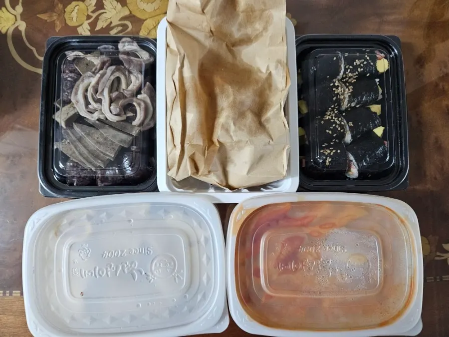 Takeout bag of the ordered Hyeonseoni Combo Set