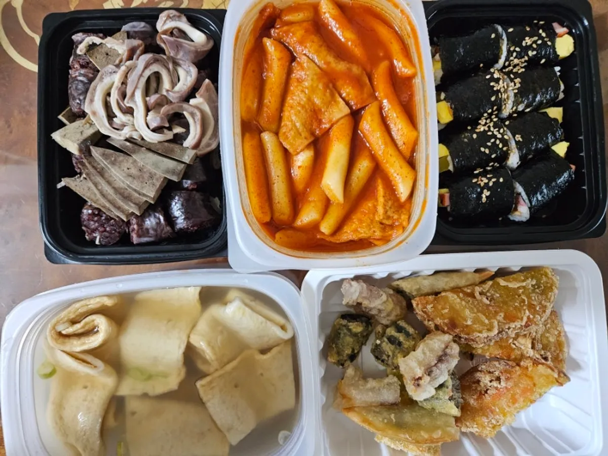 Hyeonseoni Combo Set laid out at home