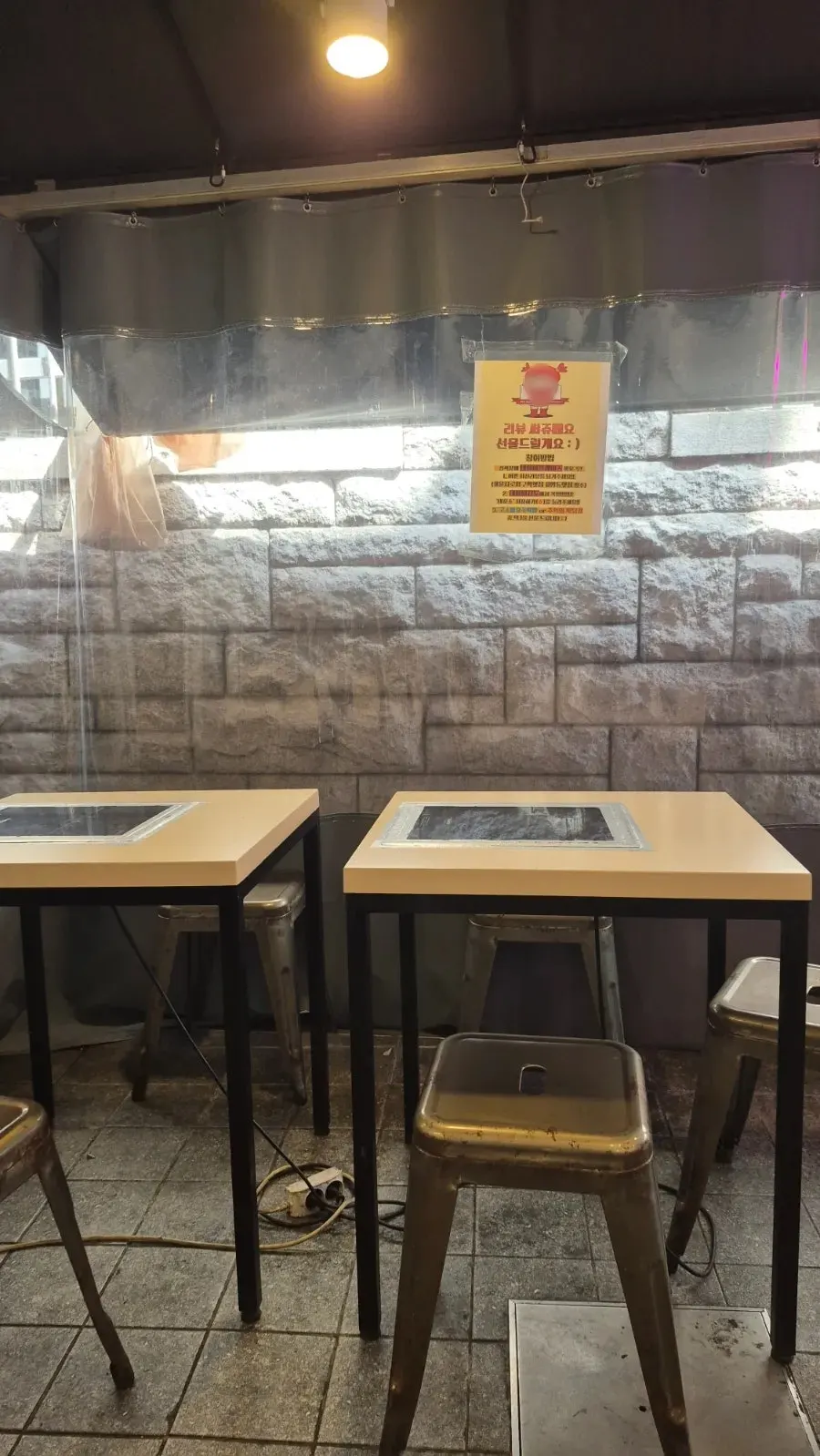 투명 비닐 천막으로 구분된 포장마차 느낌 좌석