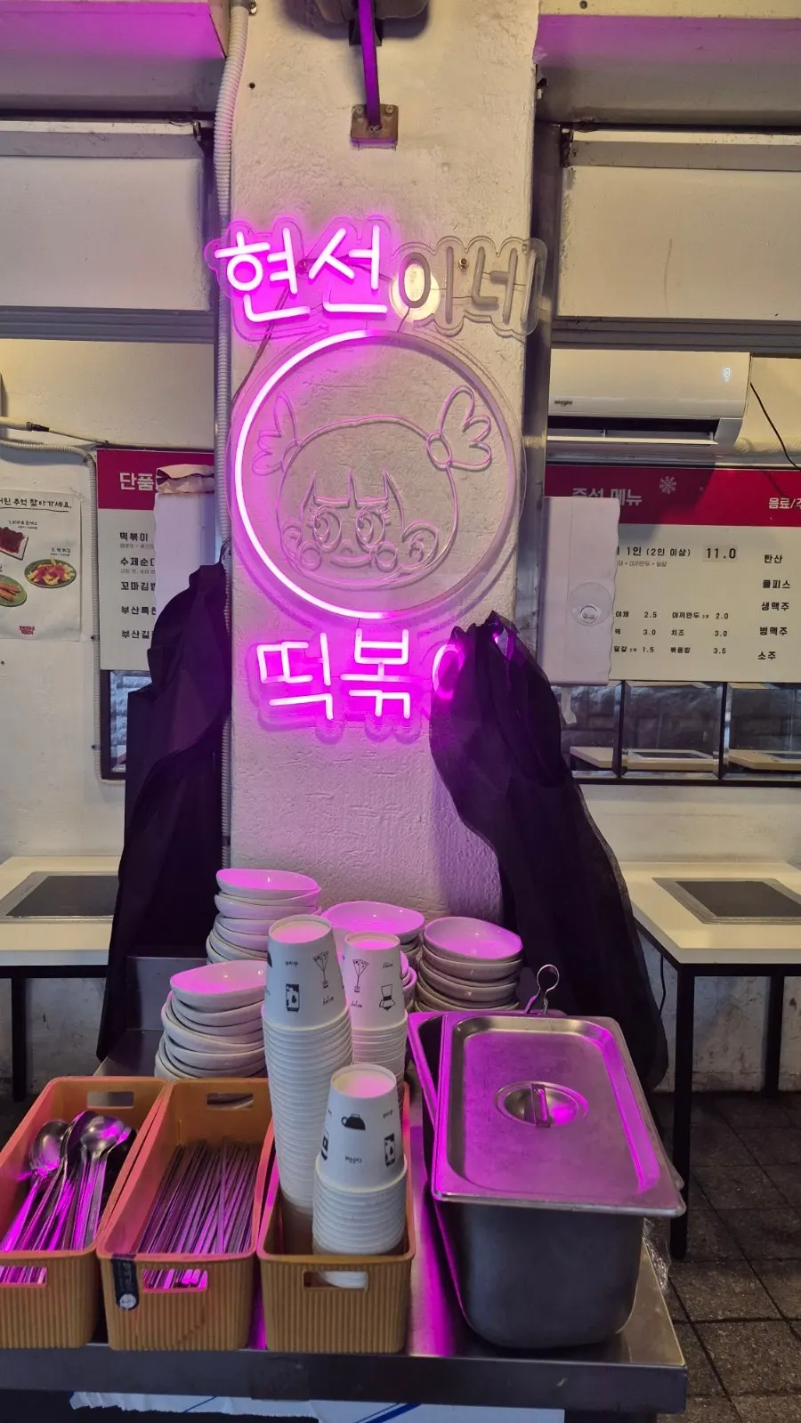 앞치마와 식기류가 놓인 매장 셀프바
