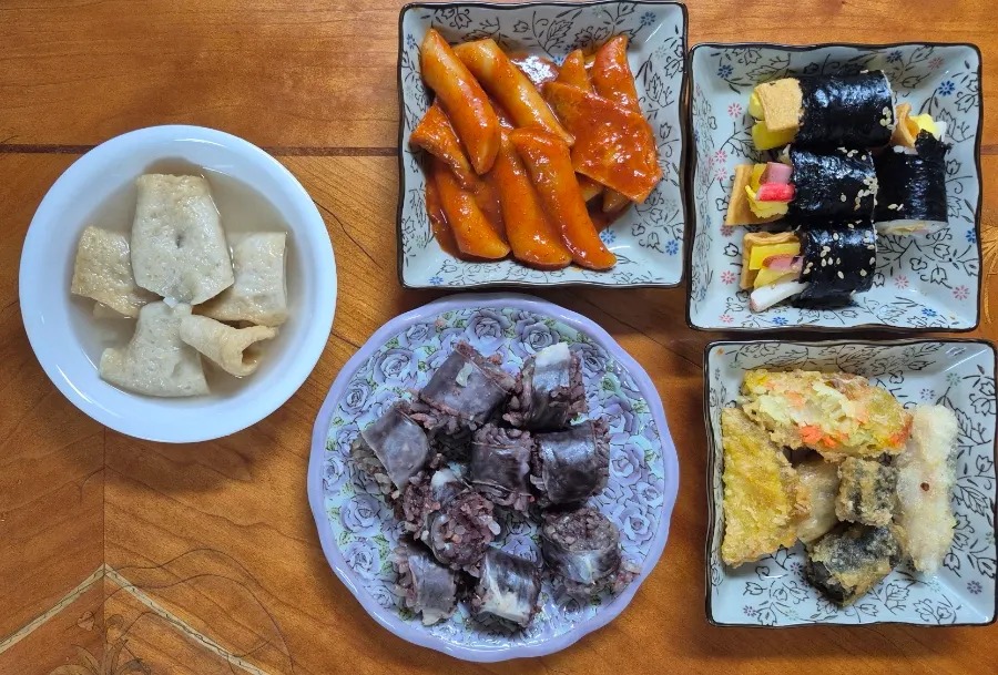 떡볶이와 순대, 튀김, 김밥이 놓인 한 상