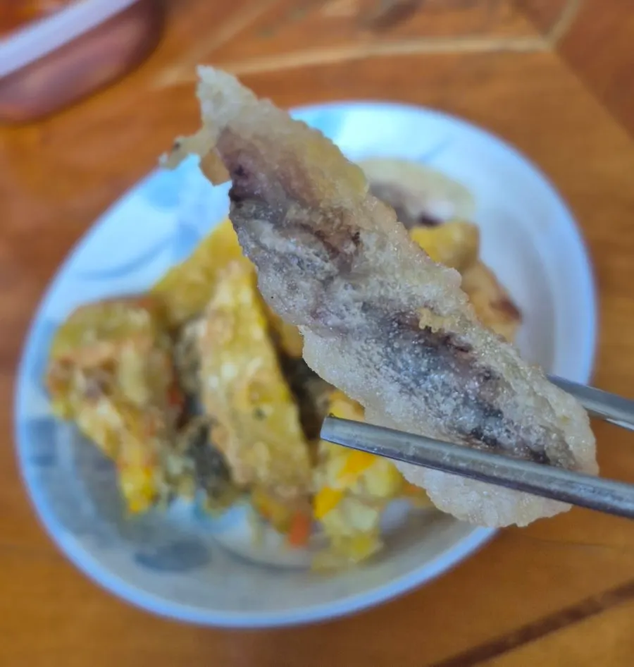 떡볶이 국물에 찍은 튀김