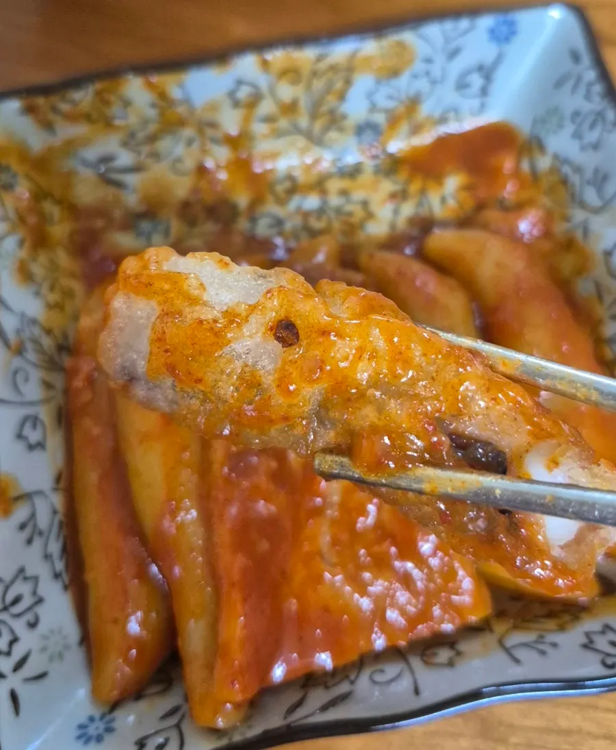 매콤달콤한 국물의 떡볶이