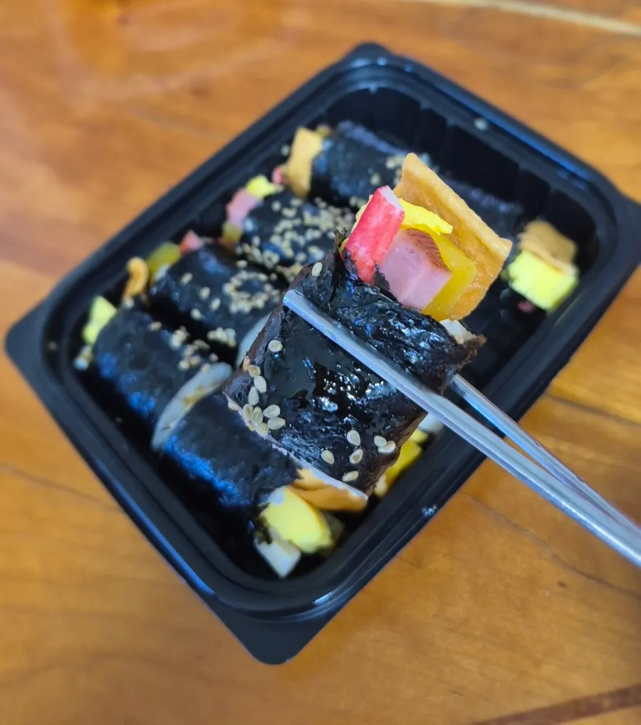 참깨가 뿌려진 꼬마김밥 단면