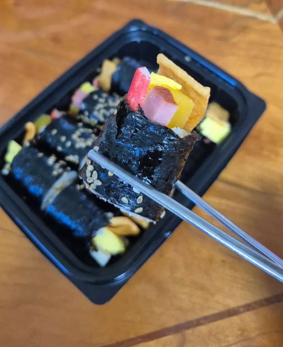 계란지단과 게살이 보이는 꼬마김밥
