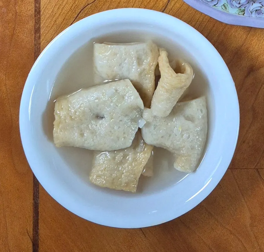 맑은 육수에 담긴 접힌 사각어묵