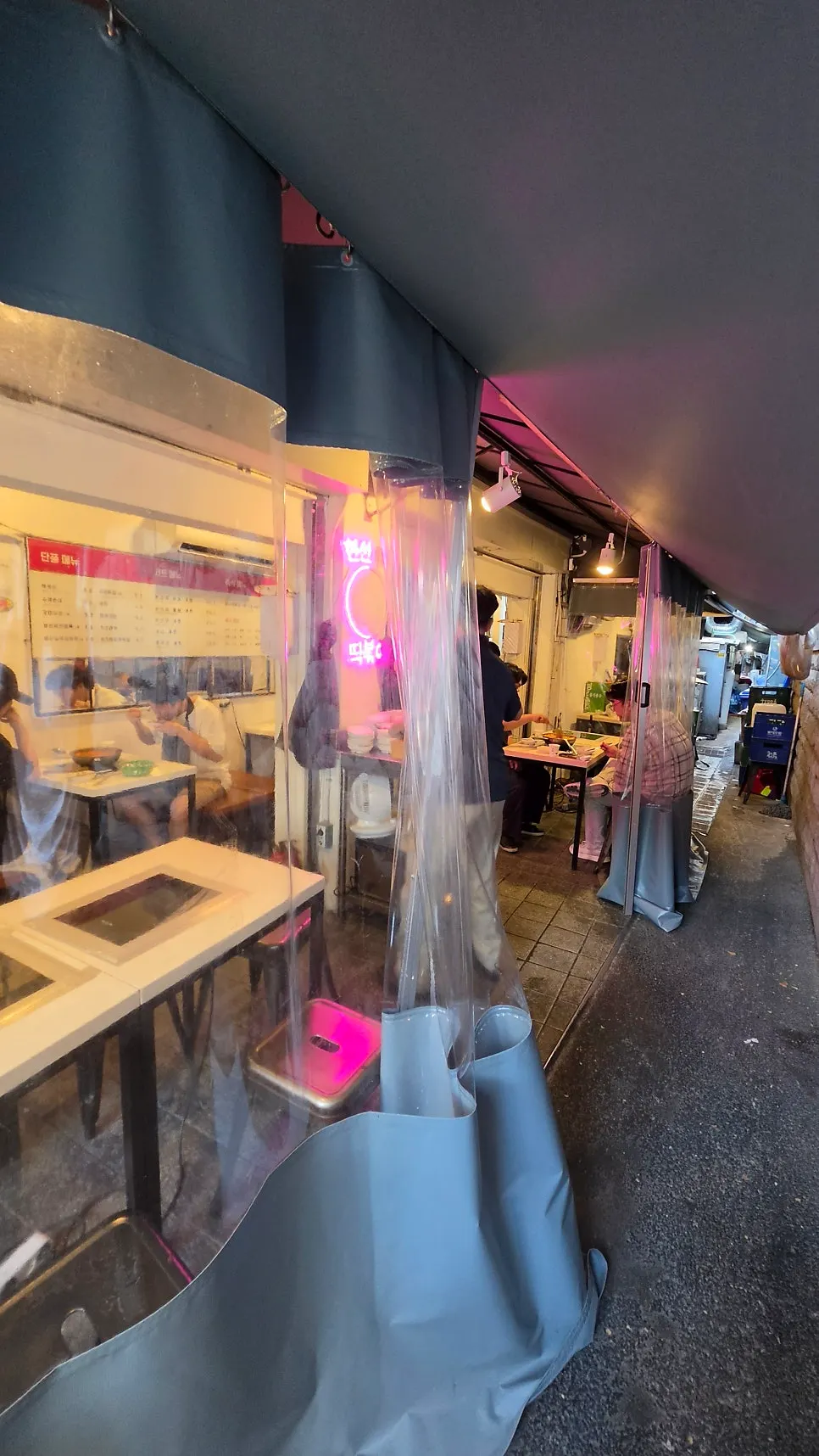 Entrance of Hyeonseoni-ne Cheonggye Instant Branch in an Euljiro alley